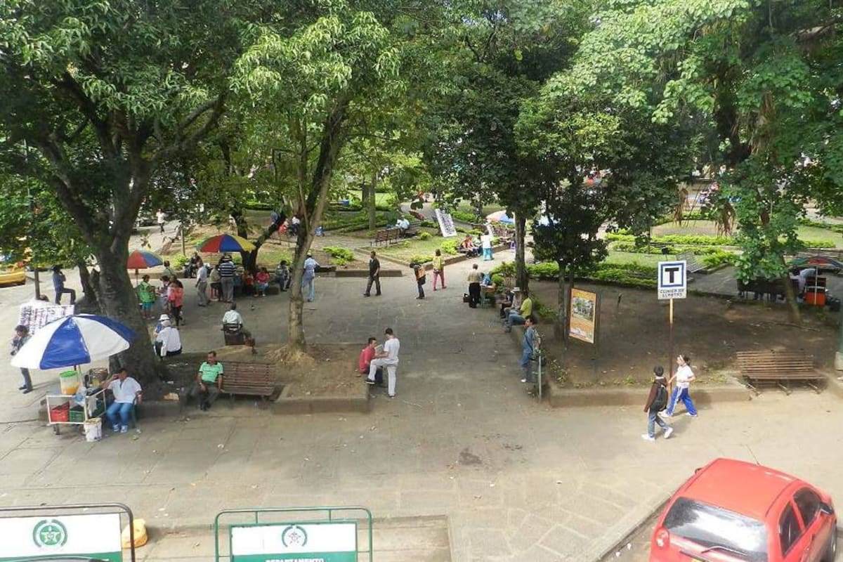 La administración municipal de San Gil convoca a los 38 vendedores ambulantes que se ubican en el parque principal y el malecón a una reunión este martes 23 de septiembre, en la Alcaldía. (Foto: Nancy Acuña R. / VANGUARDIA LIBERAL)