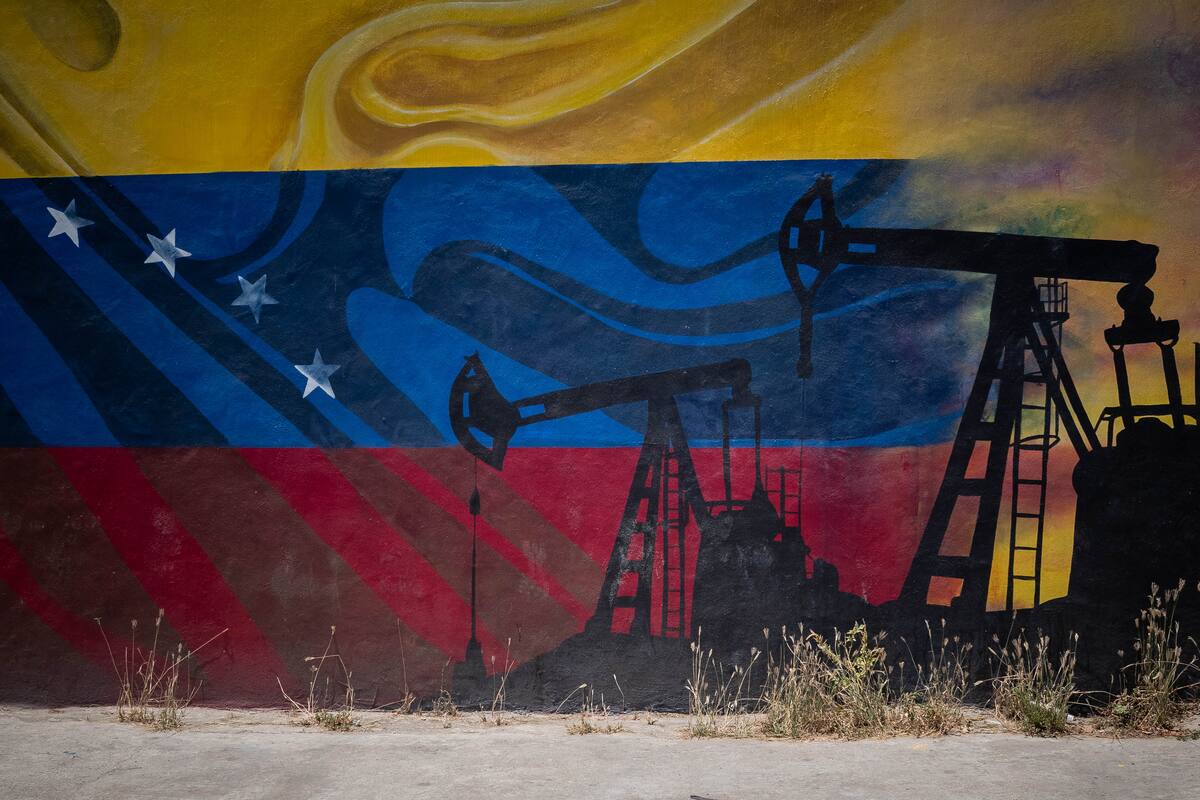 AME9700. CARACAS (VENEZUELA), 18/03/2024.- Fotografía de un mural en la sede de la estatal Petróleos de Venezuela (Pdvsa), el 14 de marzo de 2024, en Caracas (Venezuela). A un mes para que venza el plazo de seis meses establecido por Estados Unidos para la suspensión de algunas sanciones a Venezuela, entre ellas al petróleo y al gas, se eleva el suspenso respecto a la decisión que, a la postre, tome el Gobierno estadounidense, que supedita la extensión del alivio a los pasos que dé Caracas para garantizar en julio unas presidenciales "competitivas". EFE/ Rayner Peña R.