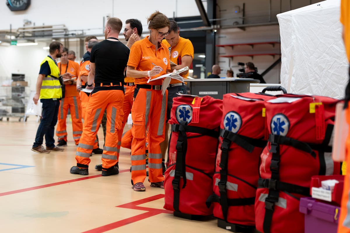Kloten (Switzerland), 25/06/2026.- Members of the Swiss Rescue squad prepare their equipment prior to their departure at the Zurich Airport in Kloten, Switzerland, 25 June 2026. The Rescue Squad, with 80 members, eight search dogs and 18 tonnes of rescue equipment will be sent to Venezuela to help with rescue operations. Two earthquakes of magnitude 7.2 and 7.5 struck Venezuela on 24 June, according to the U.S. Geological Survey. (Terremoto/sismo, Suiza) EFE/EPA/CLAUDIO THOMA