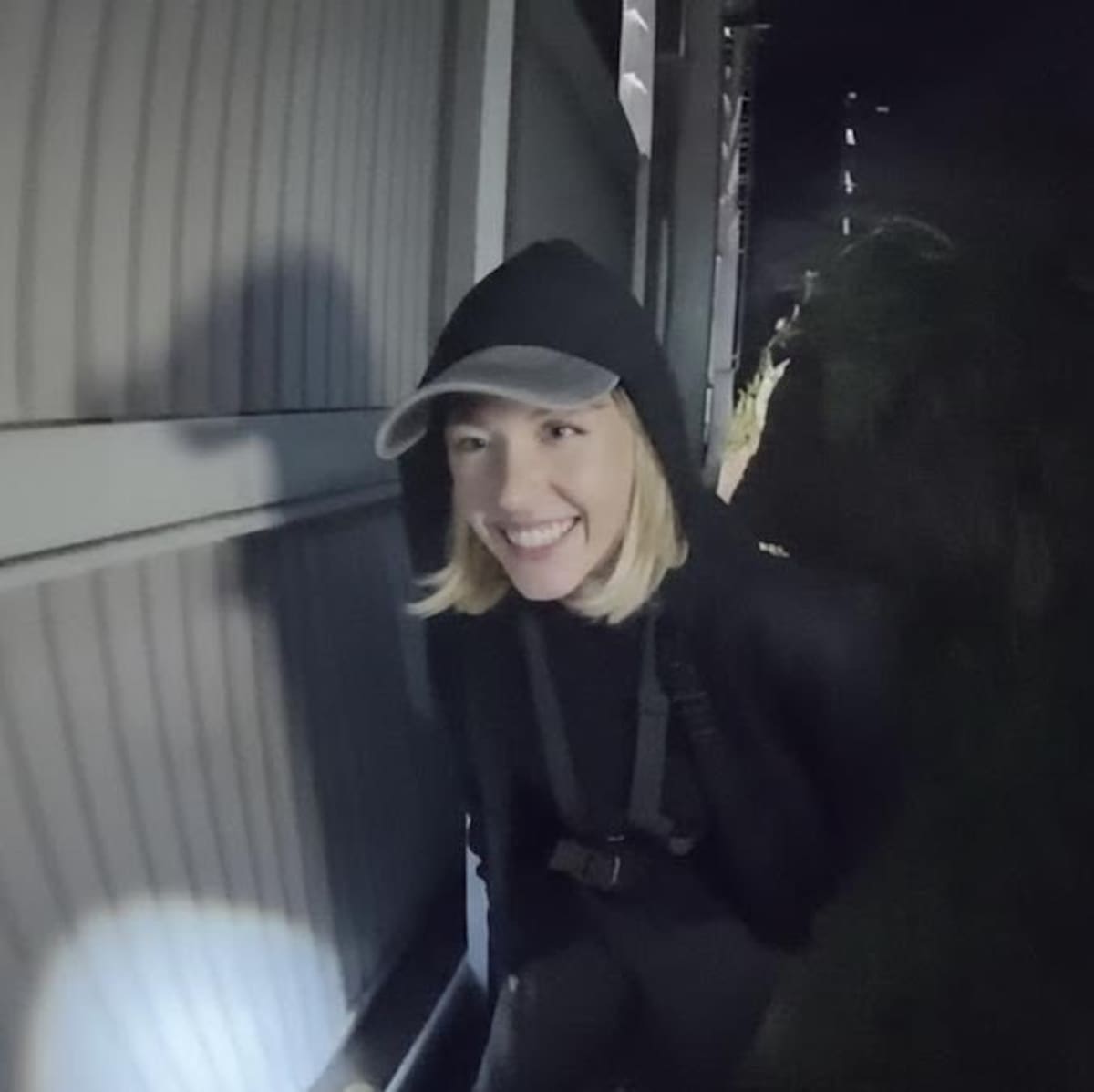 Sydney Sweeney podría enfrentar cargos por allanamiento y/o vandalismo tras intervenir el letrero de Hollywood para promocionar su línea de lencería.