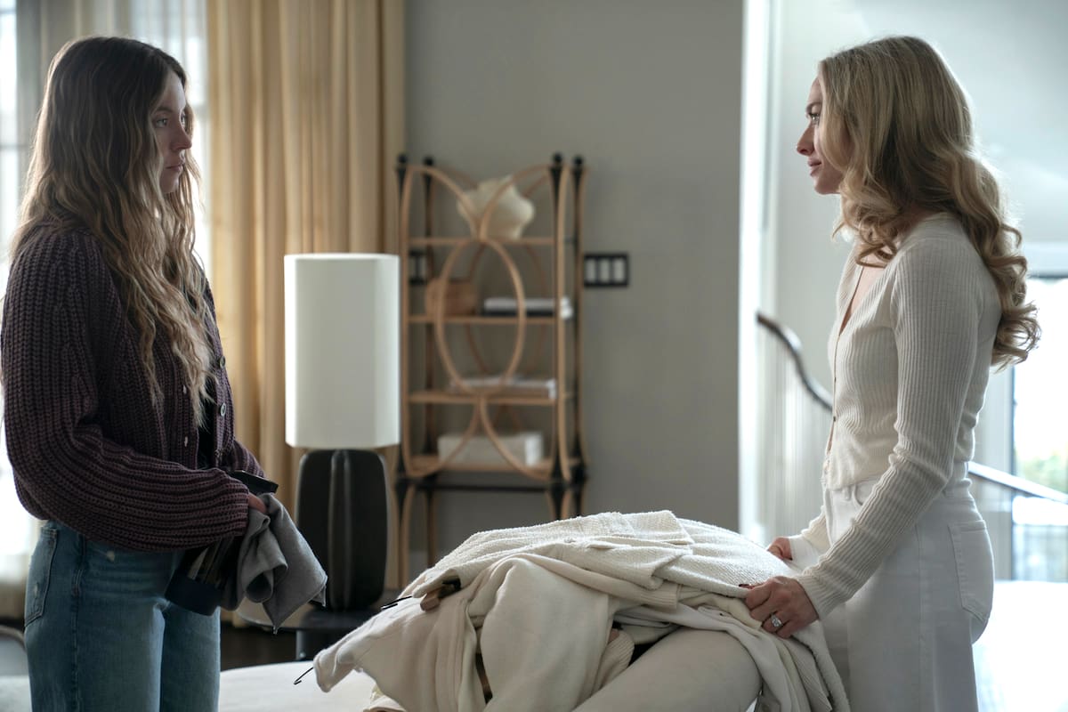 Fotograma cedido por Lionsgate donde aparece Sydney Sweeney (i) como Millie Calloway y Amanda Seyfried (d) como Nina Winchester, durante una escena de la película 'The Housemaid' que se estrena este viernes en las salas de cine. . EFE/ Daniel Mcfadden