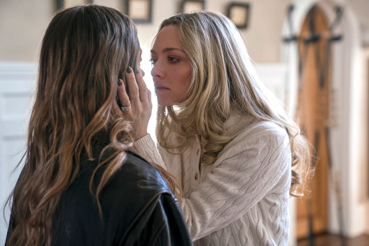 Fotograma cedido por Lionsgate donde aparece Sydney Sweeney (i) como Millie Calloway y Amanda Seyfried (d) como Nina Winchester, durante una escena de la película 'The Housemaid' que se estrena este viernes en las salas de cine.EFE/ Daniel Mcfadden