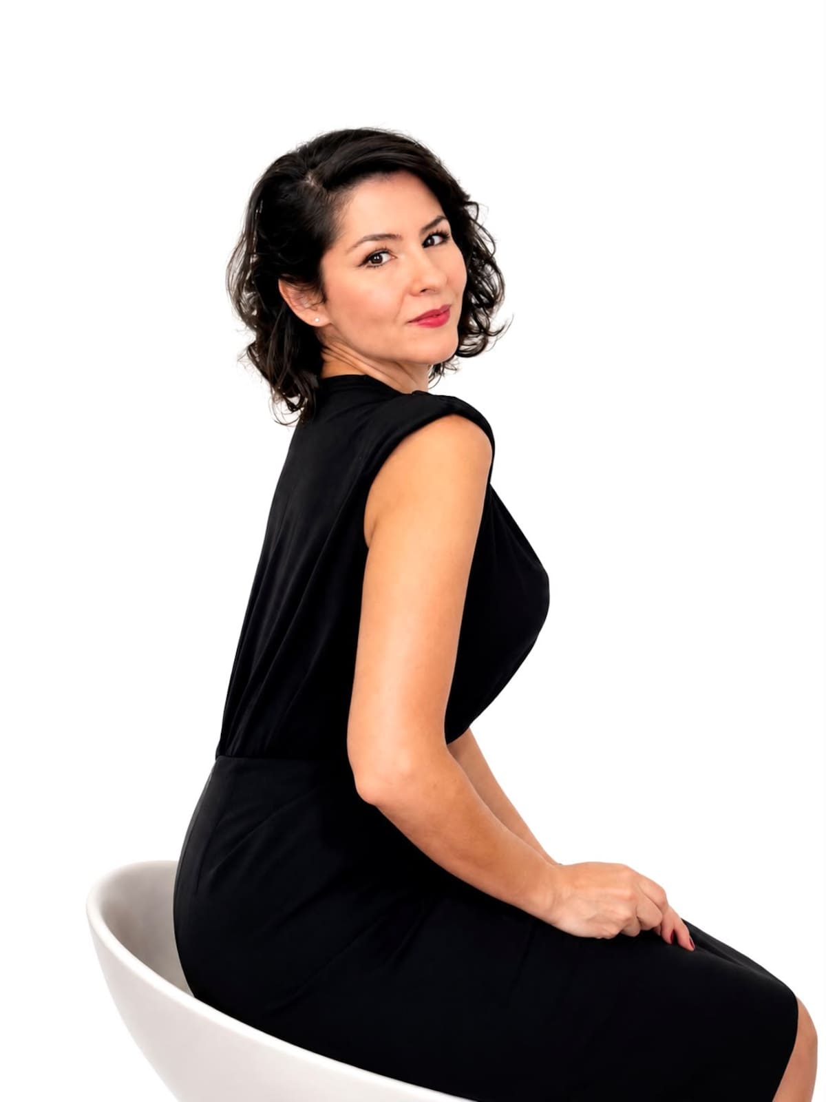 Hace 14 años dejó la abogacía, la firma de su familia y una vida que parecía trazada para descubrir otro camino. Hoy, Sylvia Ramírez recorre escenarios nacionales e internacionales hablando de felicidad, liderazgo y marca personal, con una convicción: no siempre hay que tocar fondo para cambiar de vida, a veces basta con encontrar algo que nos gusta más.
