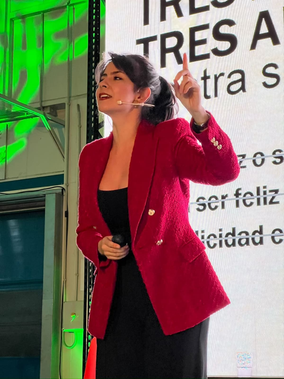 Dejó atrás su carrera como abogada para dedicarse a hablar de felicidad, liderazgo y marca personal. Desde entonces, esta santandereana ha llevado sus reflexiones a miles de personas y ha convertido la transformación personal en el centro de su trabajo.