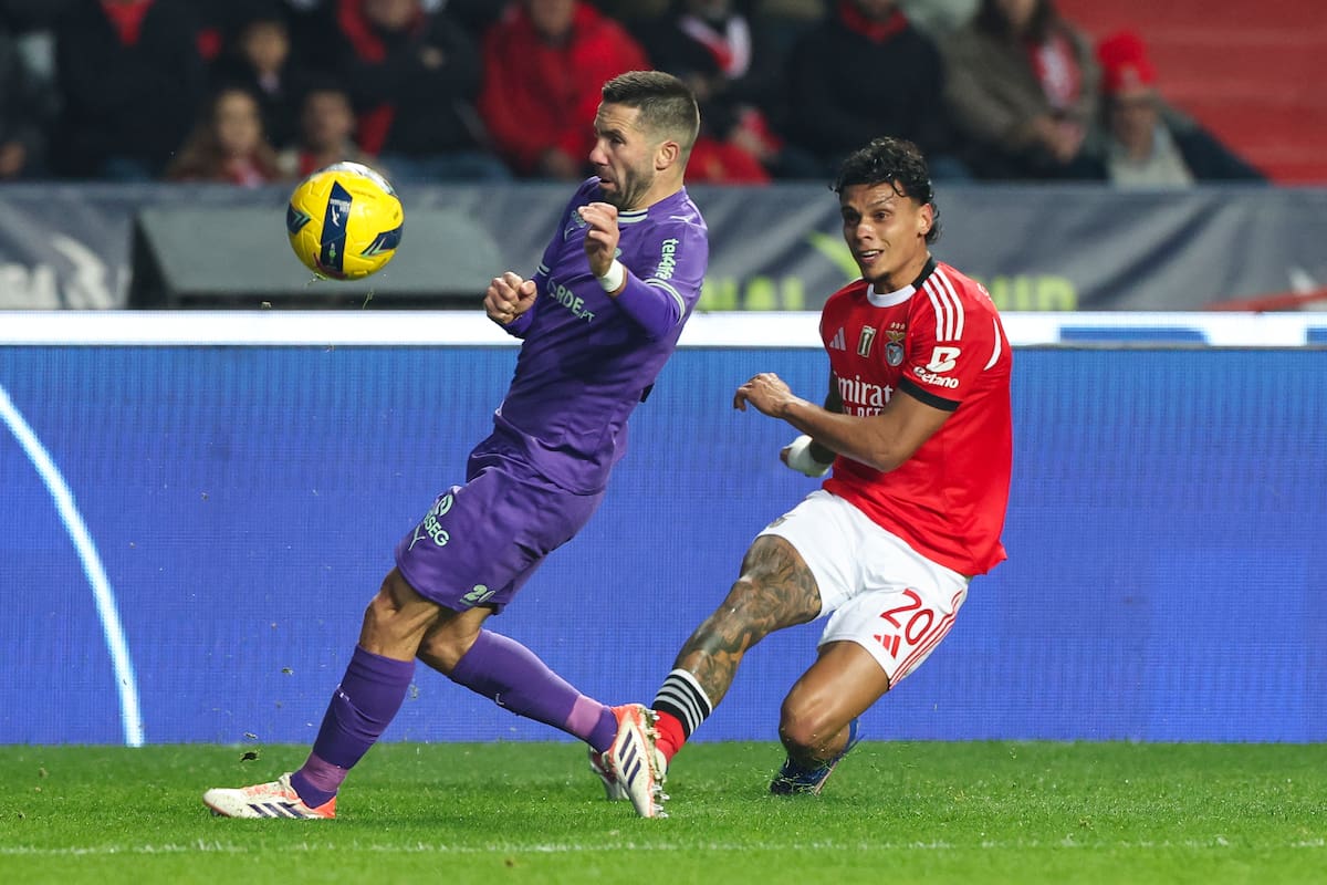Leiria (Portugal), 07/01/2026.- Benfica's Richard Rios in action against Braga's Joao Moutinho during the Portuguese League Cup semi final soccer match between SL Benfica and Sporting de Braga, in Leiria, Portugal, 07 January 2026. EFE/EPA/PAULO NOVAIS
