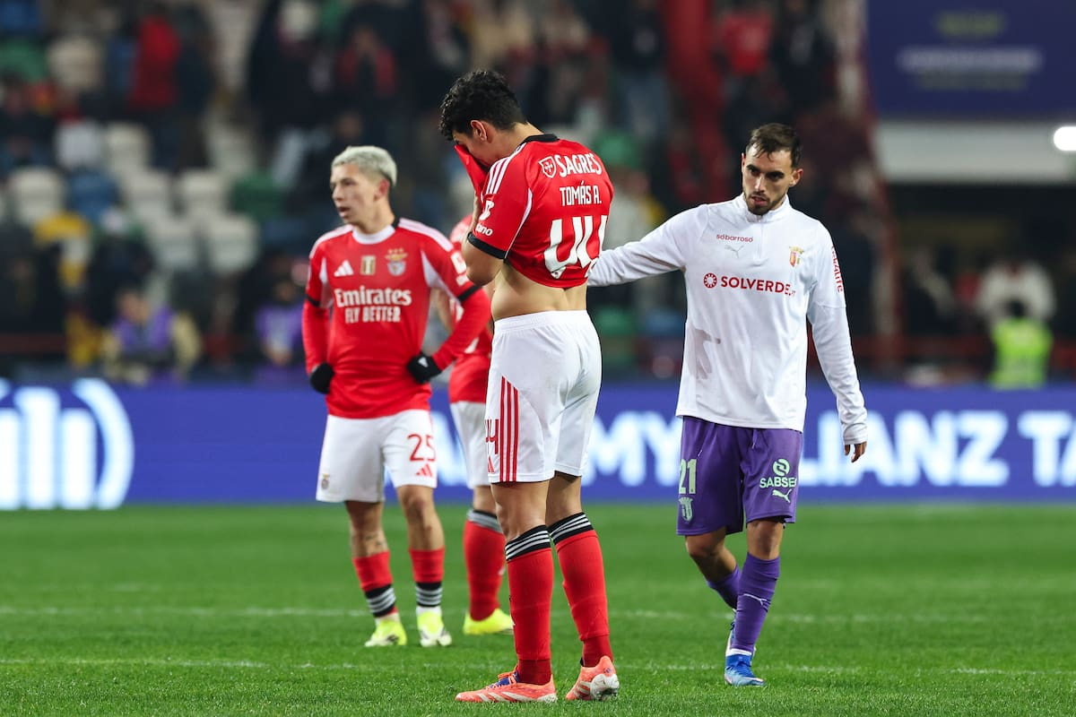 Leiria (Portugal), 07/01/2026.- Benfica's Tomas Araujo looks disappointed after losing the Portuguese League Cup semi final soccer match between SL Benfica and Sporting de Braga, in Leiria, Portugal, 07 January 2026. EFE/EPA/PAULO NOVAIS
