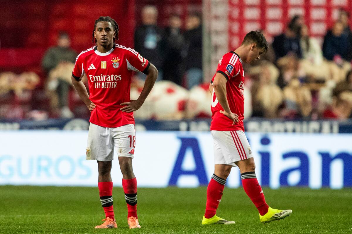 Leiria (Portugal), 07/01/2026.- Benfica's Leandro Barreiro (L) and Samuel Dahl look disappointed after losing the Portuguese League Cup semi final soccer match between SL Benfica and Sporting de Braga, in Leiria, Portugal, 07 January 2026. EFE/EPA/PAULO NOVAIS