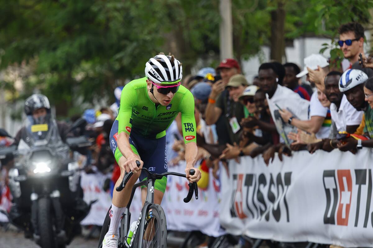 Tadej Pogacar se molestó con los aficionados que lo siguieron en un entrenamiento. (Ciclismo, Ruanda, Eslovenia) EFE/EPA/KIM LUDBROOK