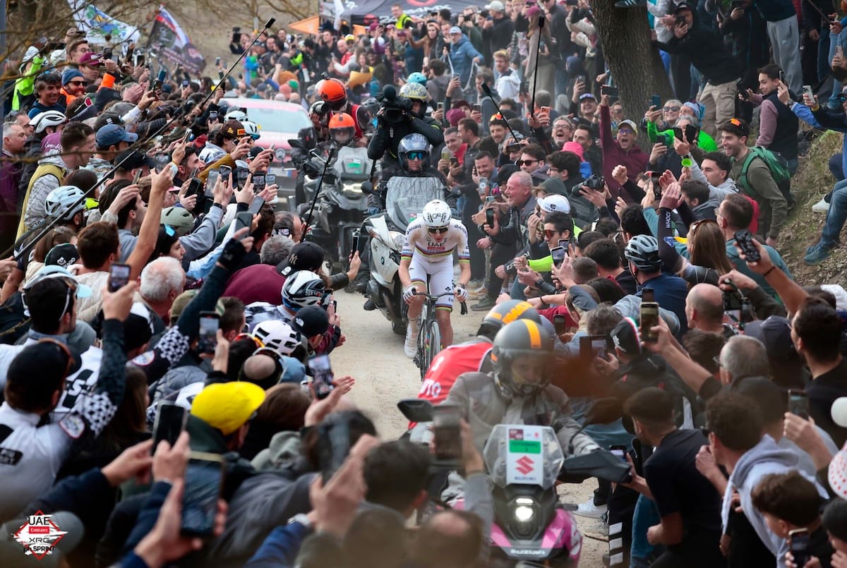 Tadej Pogacar se coronó por tercer año consecutivo campeón de la Strade Bianche. Foto: @UAE-TeamEmirates.