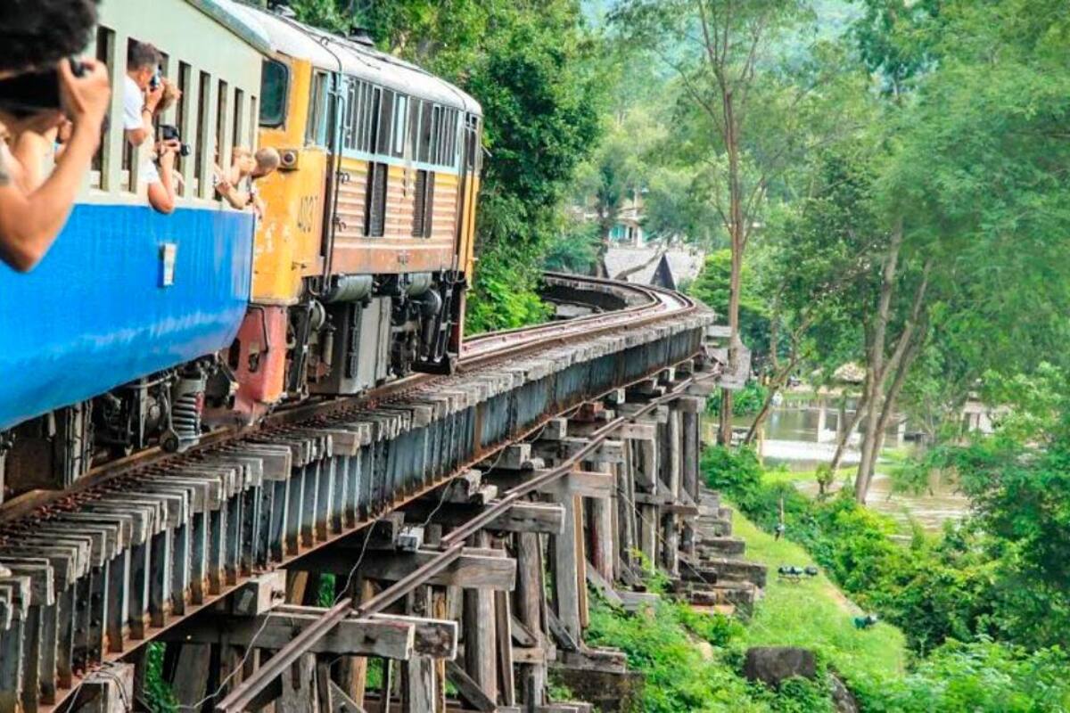 El viajero abrió la puerta del vagón para inmortalizar el momento y se resbaló, cayendo desde una altura de ocho metros mientras el tren cruzaba un puente. Internet / VANGUARDIA
