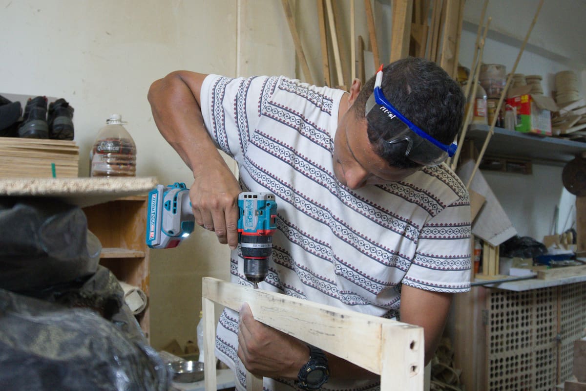 Lo que antes fueron años de calle y consumo, hoy son jornadas de trabajo y aprendizaje en un taller de carpintería donde varios hombres buscan reconstruir sus proyectos de vida en Bucaramanga. Foto: Efraín Torres