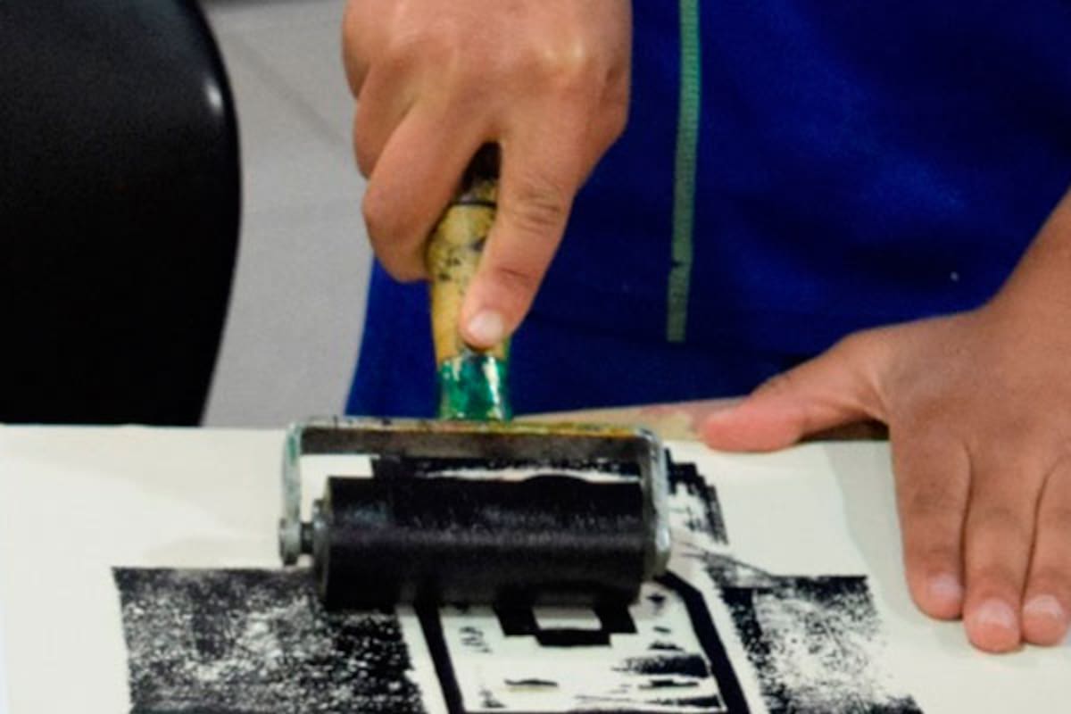 Jóvenes mayores de 15 años, adultos y artistas podrán acercarse a las técnicas del grabado a través de un taller práctico que se realizará del 23 al 25 de junio en el Centro Cultural del Banco de la República, donde aprenderán a rayar, entintar y estampar sin utilizar químicos corrosivos.