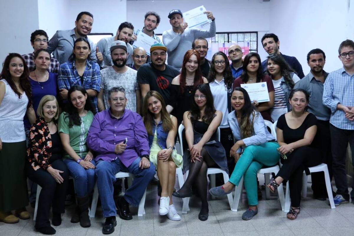 Manuela Herrera, Ángela María Marín, Rafael Restrepo, Pepe Cardona, Alejandro Zapata, July Betancur, Daniela García, Luisa Colorado, Yizeth Duarte, Daniel Alejandro Torres, Daniel Martínez, Mauricio Navarro, Dilver Rojo Muñoz, Adolfo Restrepo, Andrés Saldarriaga, Esneider González, Abraham Lara, Fausto Cogollo, Fernando Villa, Fanny Mejía, Joully Janeth García, Héctor Lee Vargas, Andrea Gómez, Ana María Álvarez, Gloria Vasco, Óscar Ríos y Luisa Quintero. (Foto: Jaime Del Río / VANGUARDIA LIBERAL)