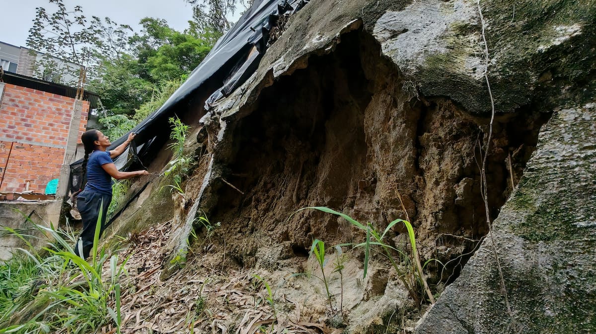 Mientras la Alcaldía de Girón asegura que las obras de mitigación en el barrio Marianela fueron ejecutadas en su totalidad, los habitantes del sector advierten que el talud sigue deteriorándose y que los daños en viviendas y vías evidencian un riesgo latente. Foto: Marco Valencia