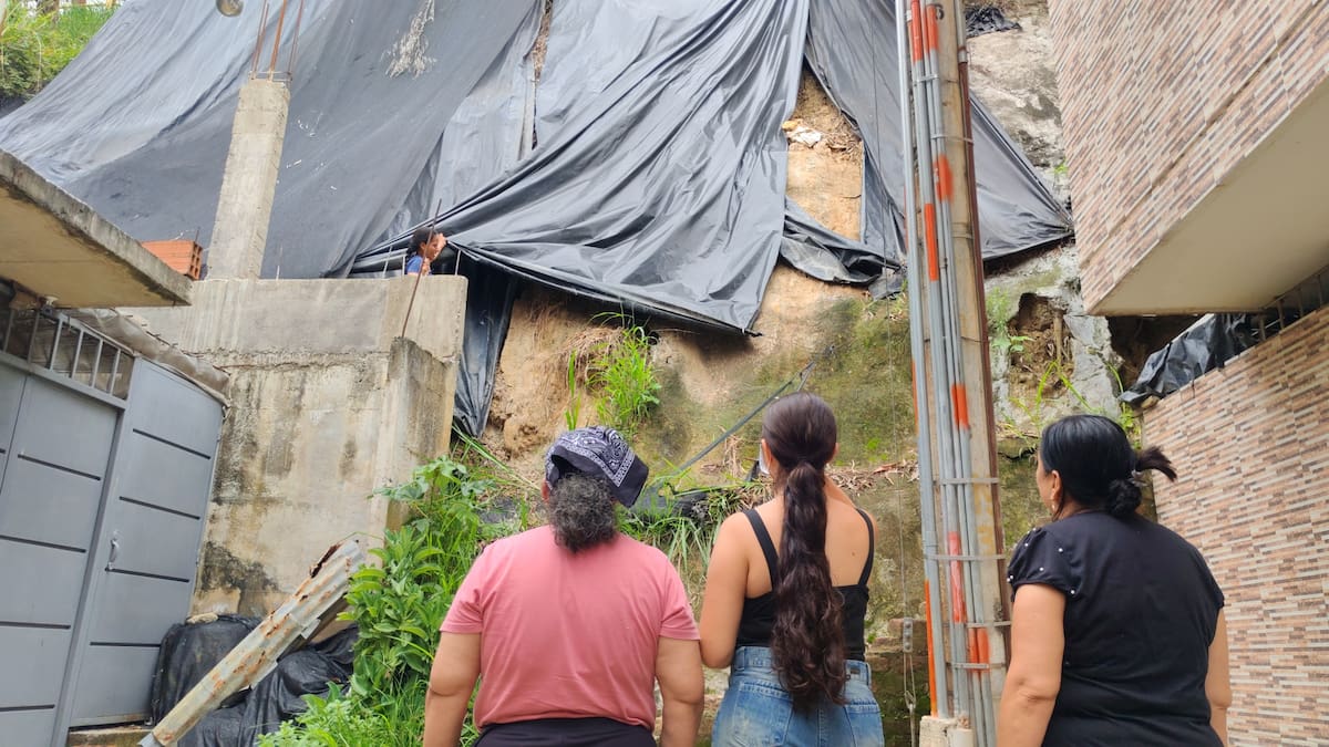El deslizamiento de tierra, piedras y árboles desde la montaña cercana mantiene en riesgo las viviendas de la parte baja del barrio Marienela de Girón. La comunidad asegura que las obras realizadas no fueron suficientes para mitigar el peligro. Foto: Marco Valencia