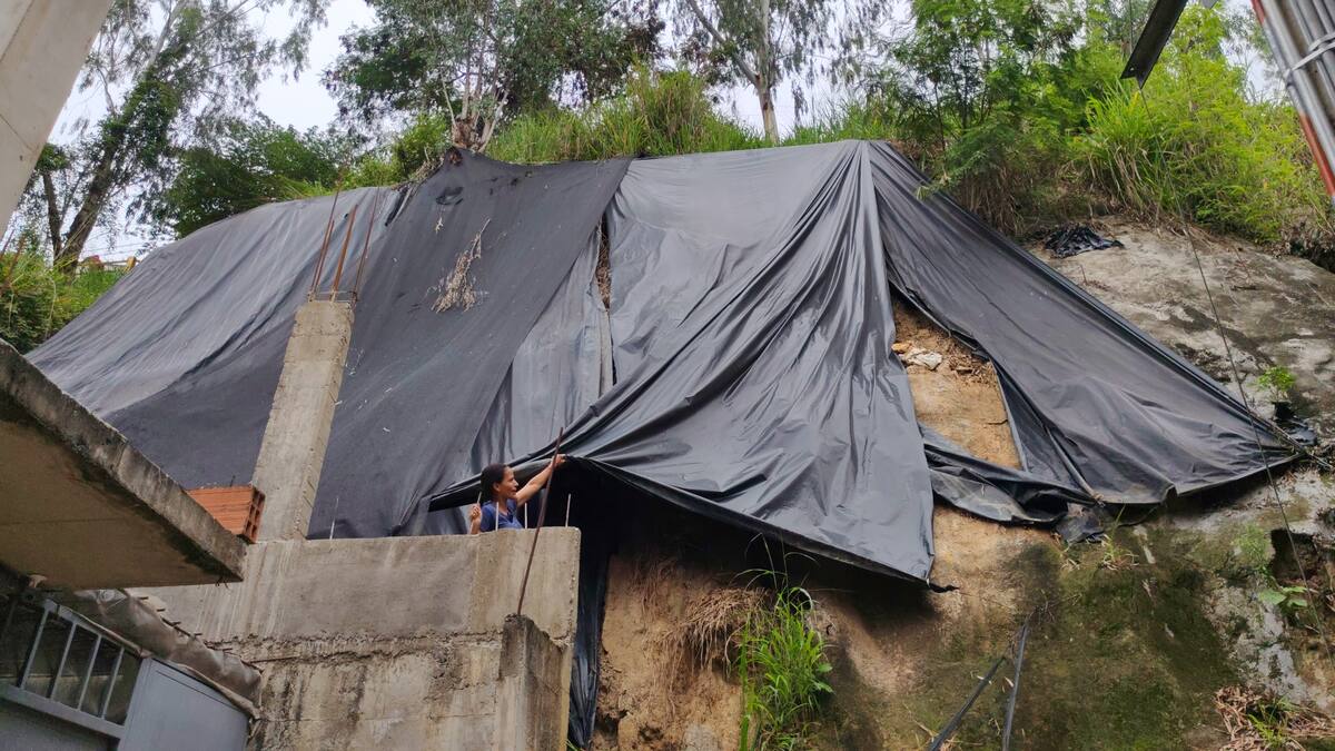 Cada vez que llueve, el miedo vuelve para las familias del barrio Marianela en Girón. El deslizamiento de tierra, piedras y árboles desde la montaña cercana mantiene en riesgo sus viviendas, mientras la comunidad asegura que las obras realizadas no fueron suficientes para mitigar el peligro. Foto: Marco Valencia