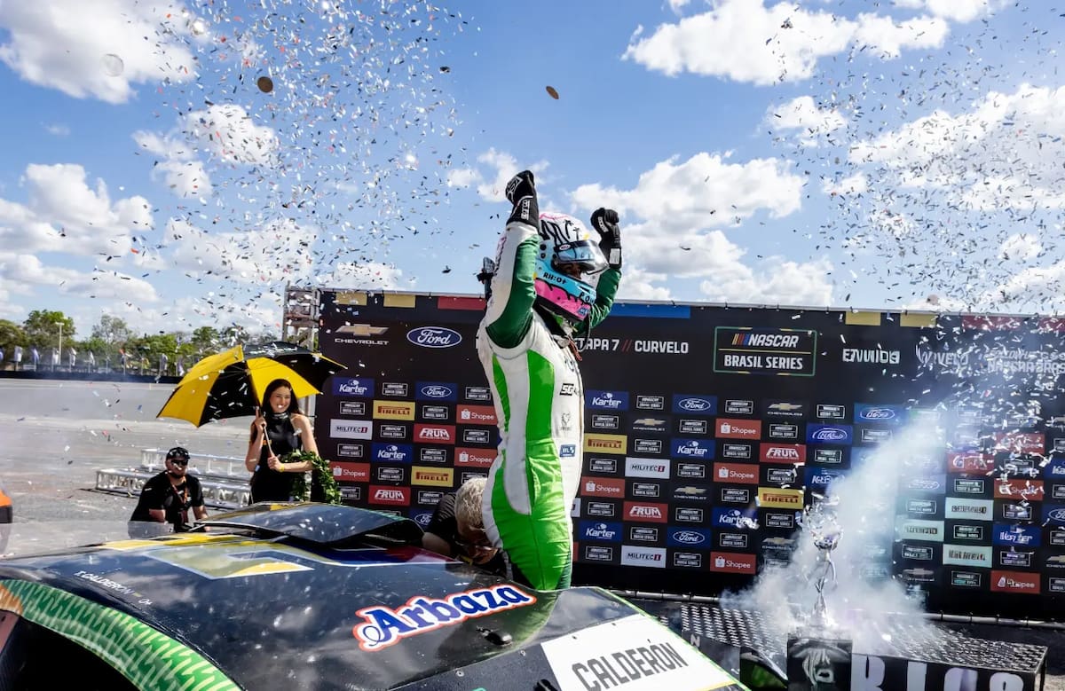 Tatiana Calderón hace historia en Brasil: la colombiana ganó en NASCAR y se convirtió en la primera mujer en lograrlo. Foto: @sg28nascarteam