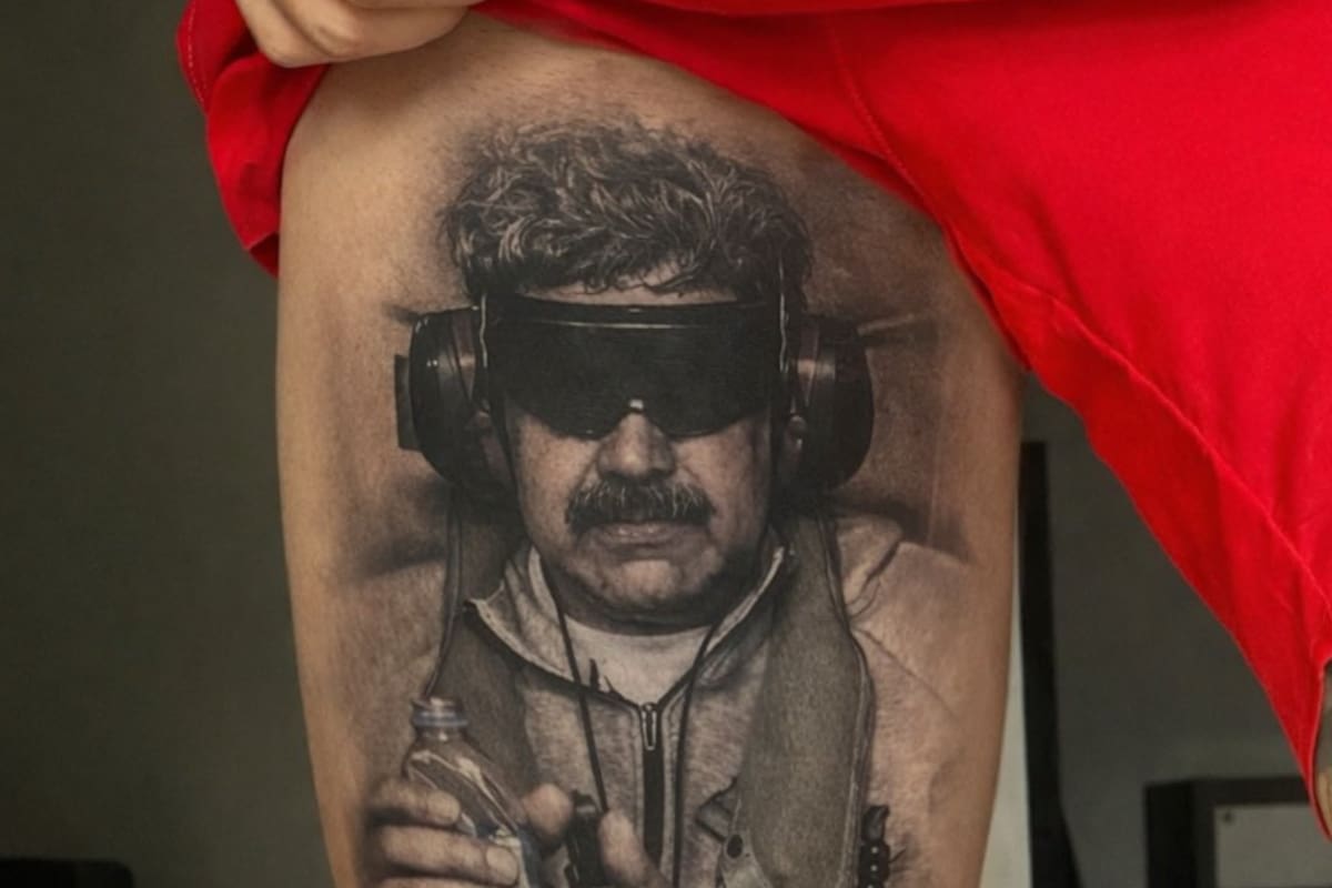 Hombre se tatuó a Nicolás Maduro capturado con la palabra Trump y encendió las redes sociales.