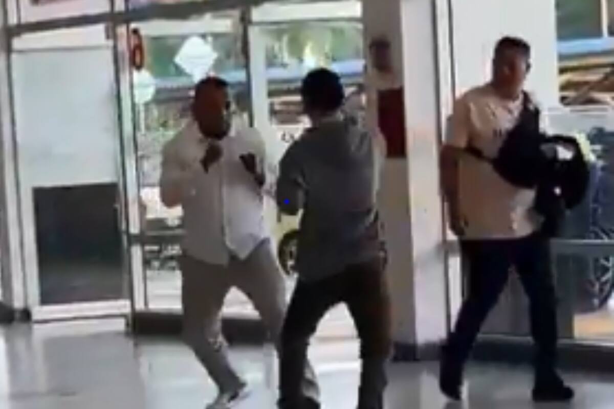 El enfrentamiento entre dos conductores quedó registrado en video el sábado en la plataforma del aeropuerto Palonegro.