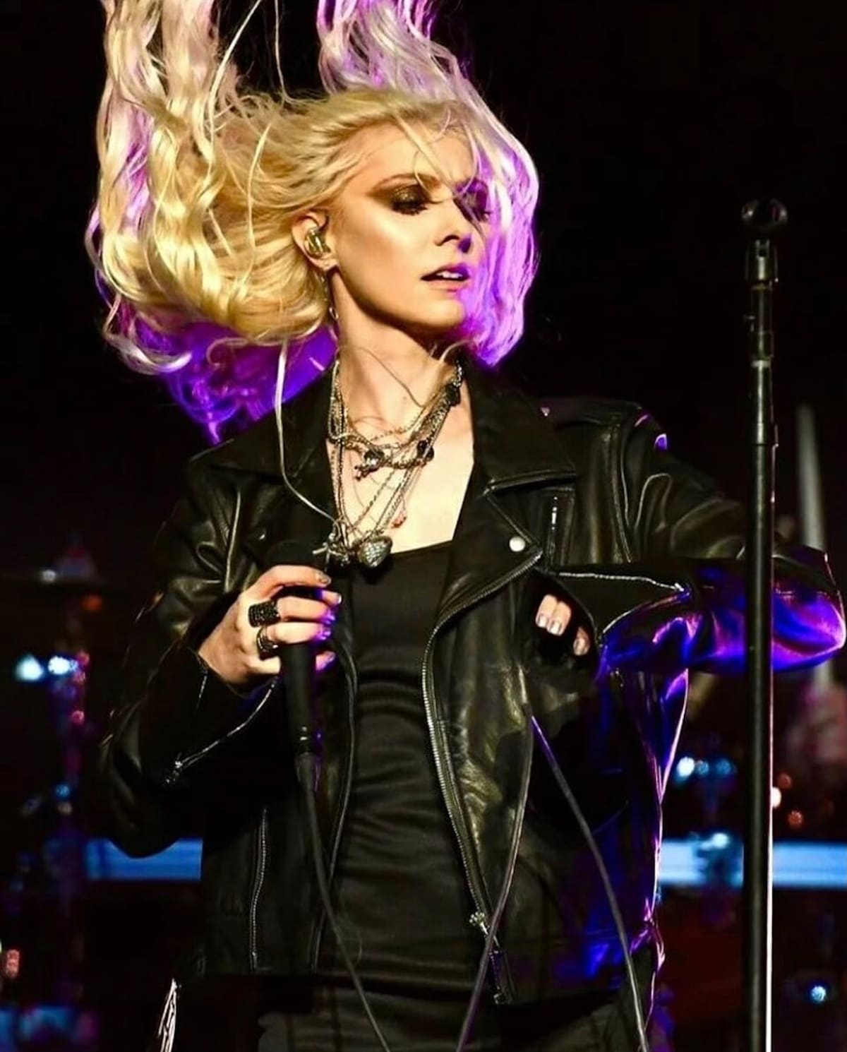 La cantante de The Pretty Reckless confirma que, pese al incidente con araña venenosa, abrirá el show.
