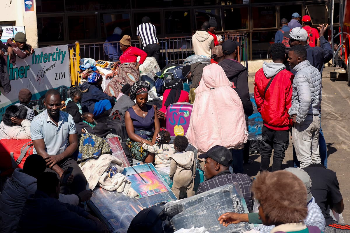 HARARE, 02/07/2026.-Ciudadanos de Zimbabue y Malaui en la terminal de autobuses de Road Port, en Harare, capital de Zimbabue, adonde llegaron esta semana huyendo de ataques xenófobos en Sudáfrica. Miles de zimbabuenses han cargado autobuses con maletas, mantas y otras pertenencias en las últimas semanas, en ocasiones tras acampar durante días ante la Embajada de Zimbabue en Pretoria, para volver a su país por el miedo a los ataques xenófobos ocurridos en Sudáfrica en los últimos meses.EFE/ Chengetai Zvauya