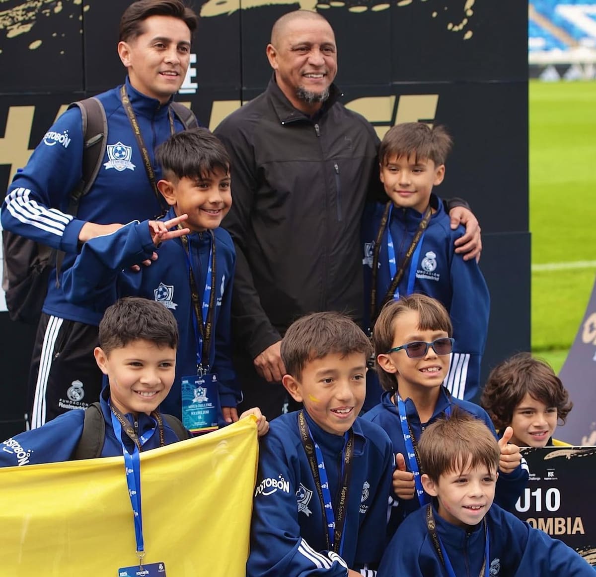 Categoría U10 dorada junto a una de las leyendas del Real Madrid, Roberto Carlos. Foto: Suministrada.