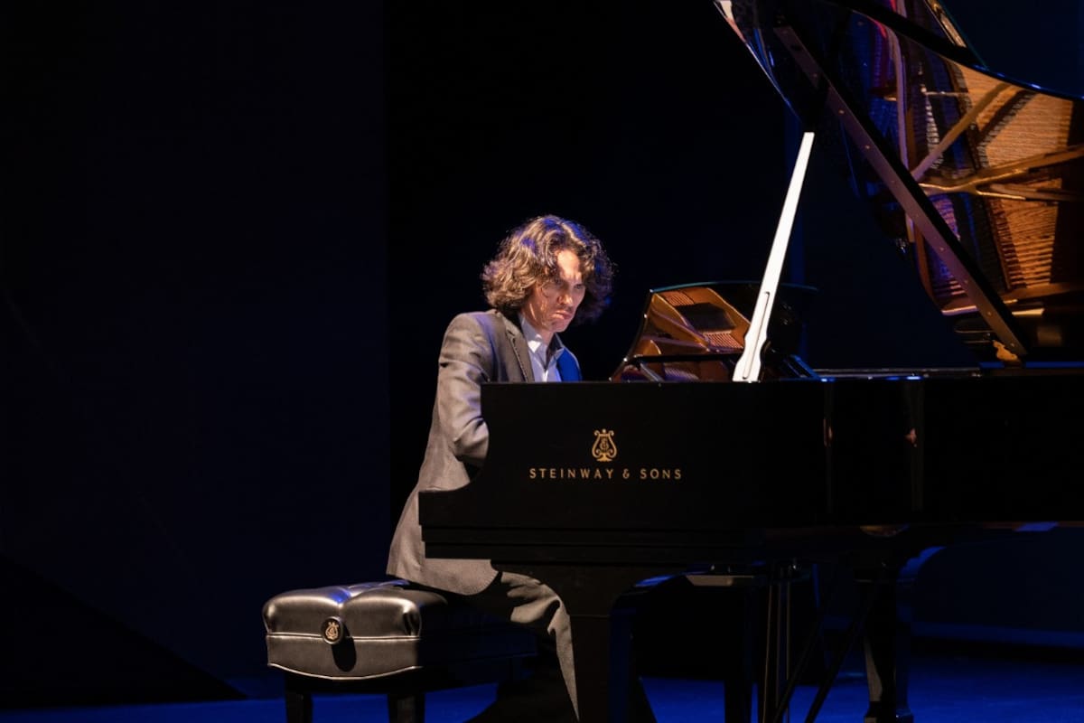 Bucaramanga ofrecerá una amplia programación musical con eventos en el Teatro Santander y Vértice Corporación Cultural. La agenda incluye una gala de ópera, el espectáculo Romance de Natalia Bedoya, el Superior Tour de Manuel Medrano, un concierto sinfónico juvenil y una noche de death metal.
