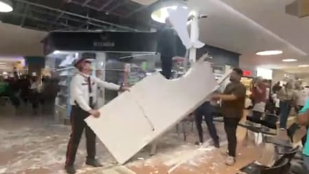 Colapso de parte del techo de un centro comercial deja cerca de 10 personas heridas
