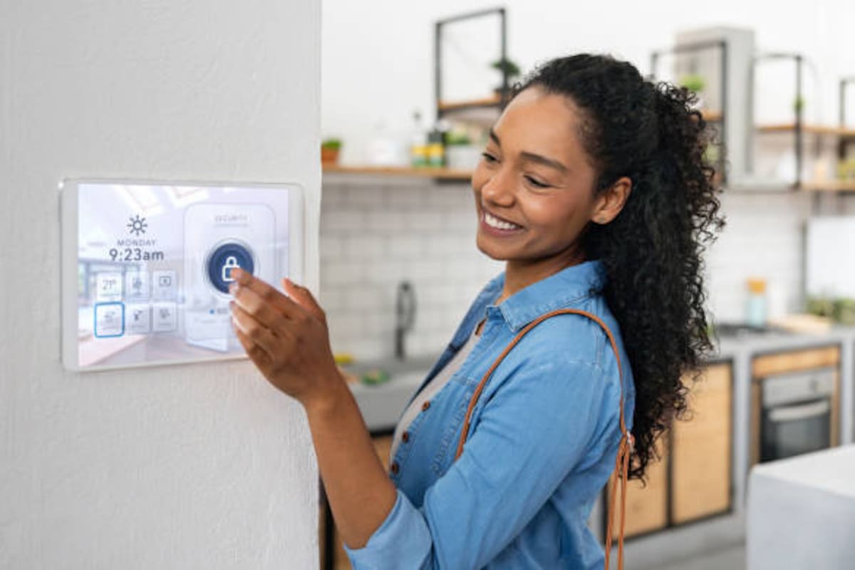Cada vez más colombianos viven solos: la tecnología está transformando la vida en casa.