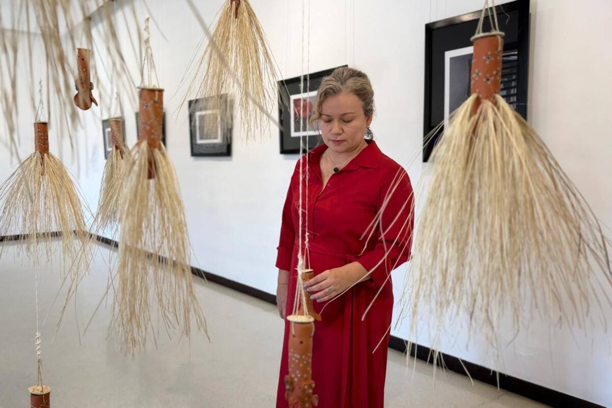 La artista Liliana Rodríguez entre cerámica, fibras y tierra, núcleo poético de su instalación inspirada en la Nacuma. / Fotografías por Lida Fernanda Prada