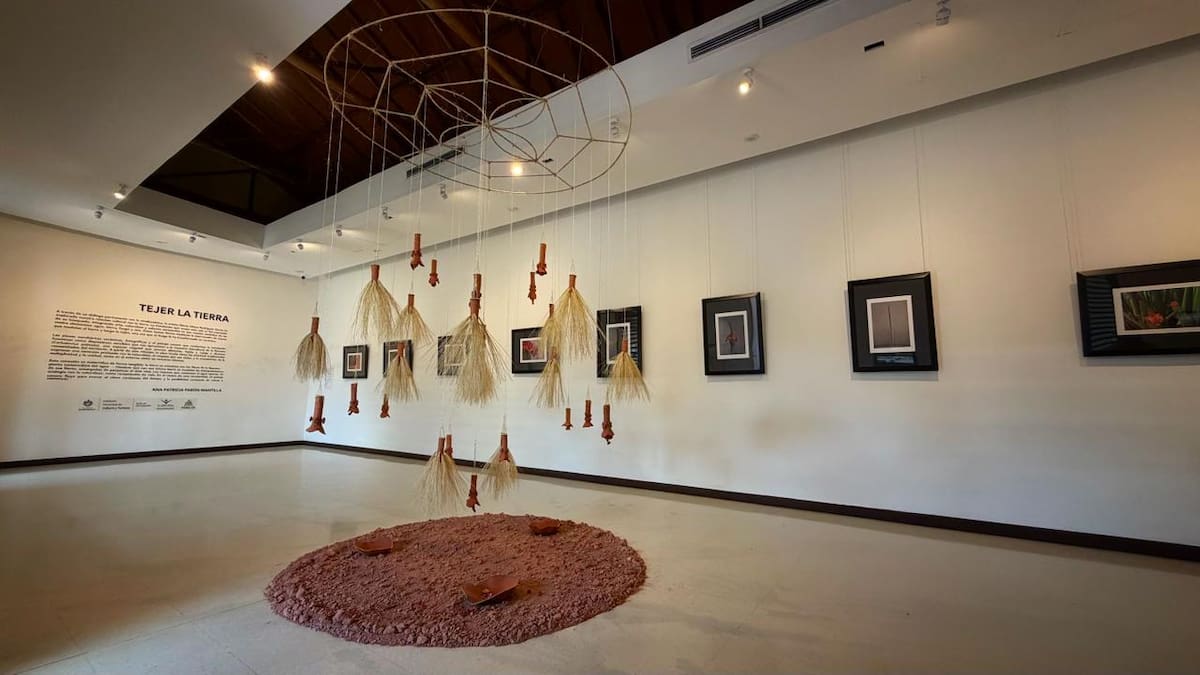 Con una mezcla de cerámica, tejido y sonido, Liliana Rodríguez construye un espacio donde los cuatro elementos evocan el ciclo vital de la Nacuma y las memorias que habitan el territorio. / Fotografías por Lida Fernanda Prada