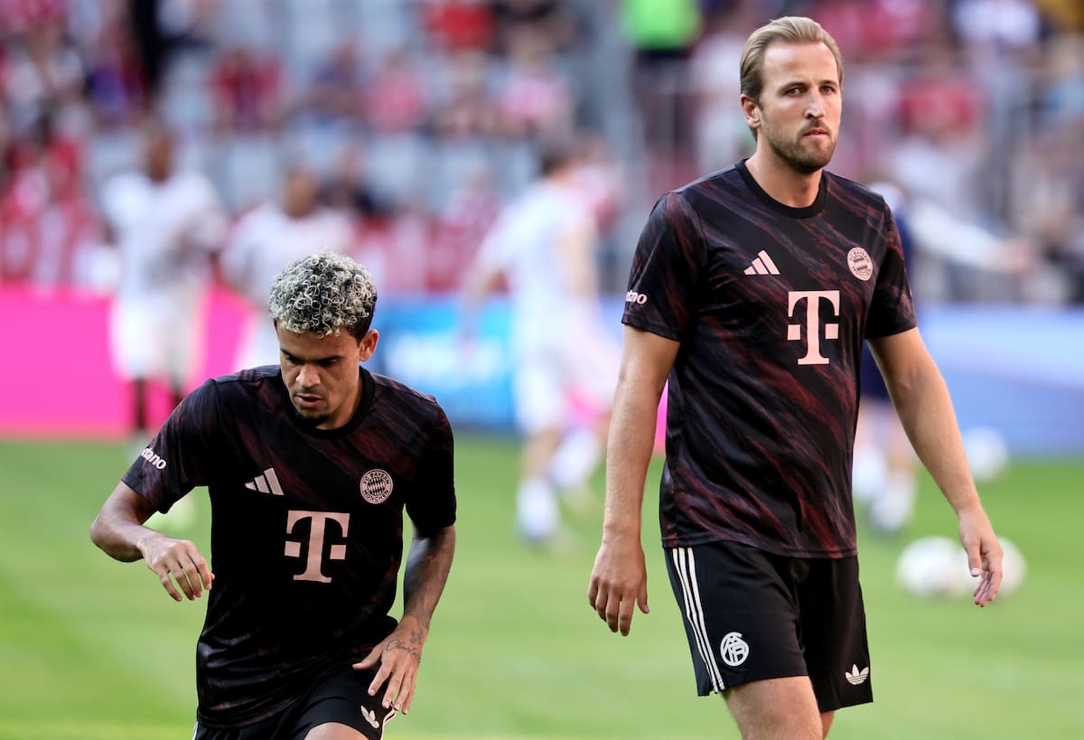 MUNICH (Germany), 07/08/2025.- Luis Diaz (L) and Harry Kane of Munich during the warm up before the Telecom Cup soccer match between FC Bayern Munich and Tottenham Hotspur in Munich, Germany, 07 August 2025. (Alemania) EFE/EPA/RONALD WITTEK