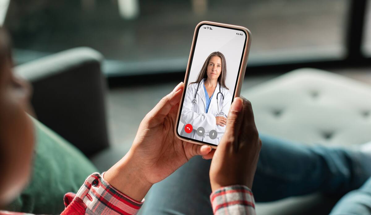 La inteligencia artificial permitiría la consulta por telemedicina con seguimiento remoto de los síntomas, facilitando la atención de pacientes en zonas de difícil acceso. //123RF.