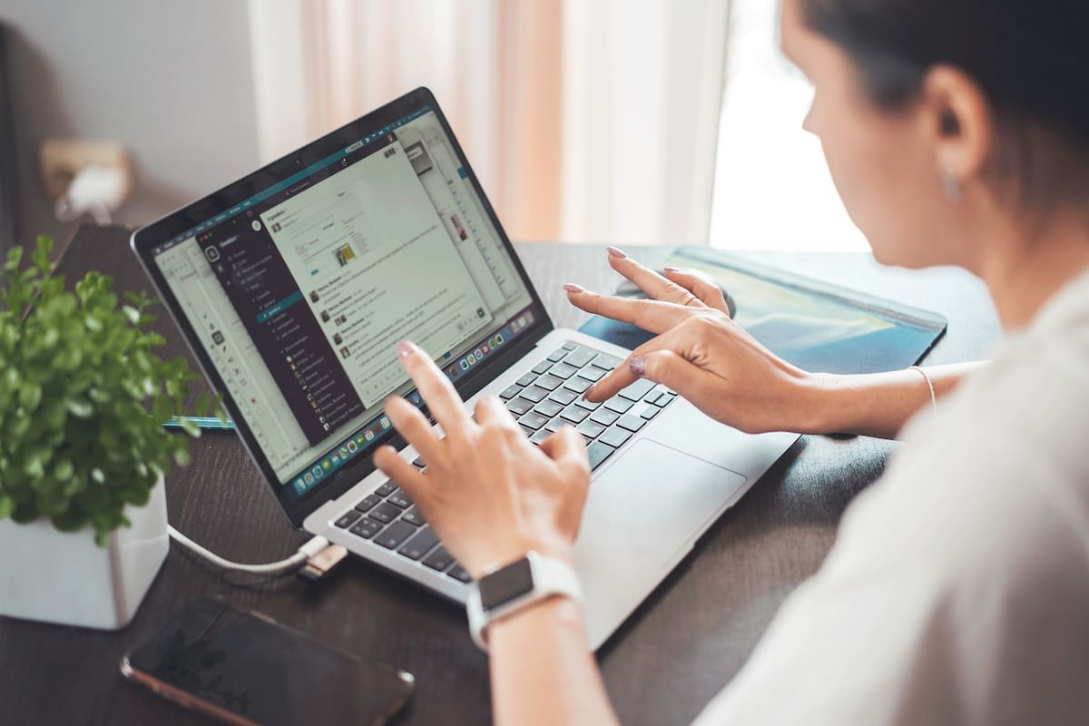 ¿El trabajo remoto nos está enfermando en silencio? Un nuevo estudio publicado por la revista Science revela una alarmante paradoja: aunque el 24% de los empleados prefiere el teletrabajo a tiempo completo, esta modalidad está disparando los niveles de ansiedad, depresión y aislamiento absoluto.