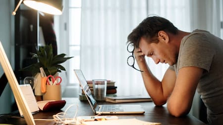 El peligro oculto del teletrabajo: Por qué empeora la salud mental sin que lo note
