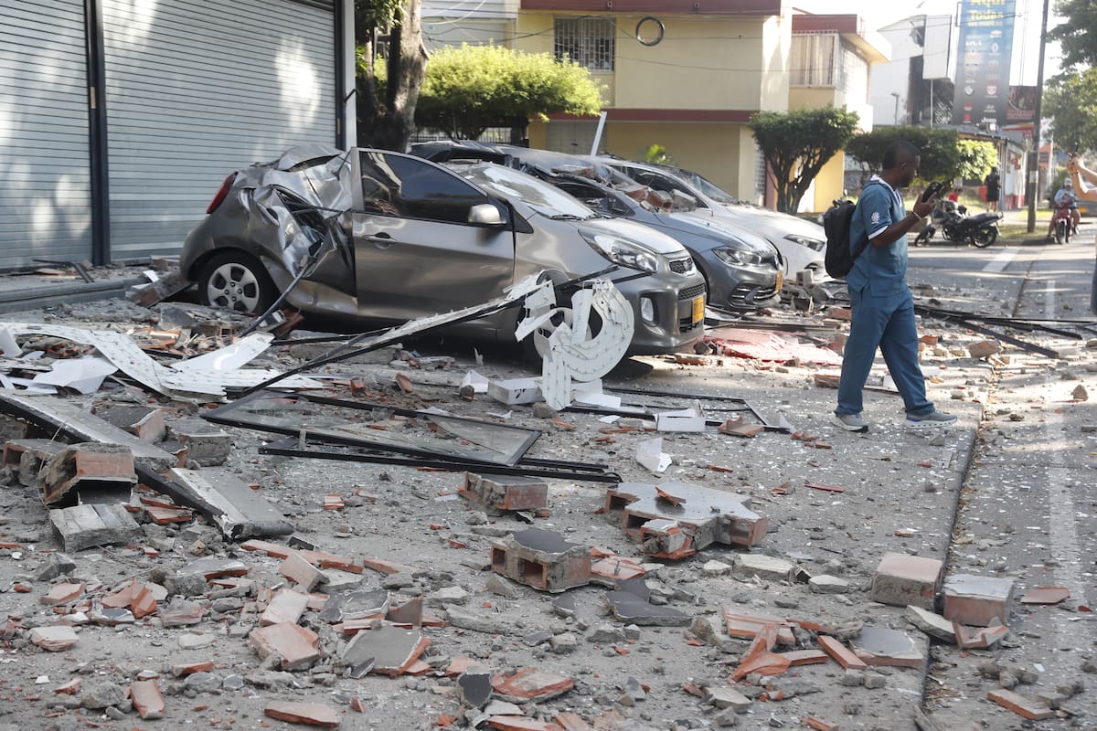 AME7612. CALI (COLOMBIA), 10/08/2026.- Fotografía que muestra varios vehículos afectados por un muro tras un fuerte temblor este lunes, en Cali (Colombia). Un temblor de magnitud 7,4 sacudió gran parte de Colombia, según el Servicio Geológico Colombiano (SGC), y las autoridades informaron de daños en varias ciudades como Manizales, Cali y Pereira. EFE/ Ernesto Guzmán
