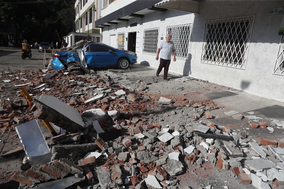 AME7612. CALI (COLOMBIA), 10/08/2026.- Fotografía que muestra un vehículo afectado por un muro tras un fuerte temblor este lunes, en Cali (Colombia). Un temblor de magnitud 7,4 sacudió gran parte de Colombia, según el Servicio Geológico Colombiano (SGC), y las autoridades informaron de daños en varias ciudades como Manizales, Cali y Pereira. EFE/ Ernesto Guzmán