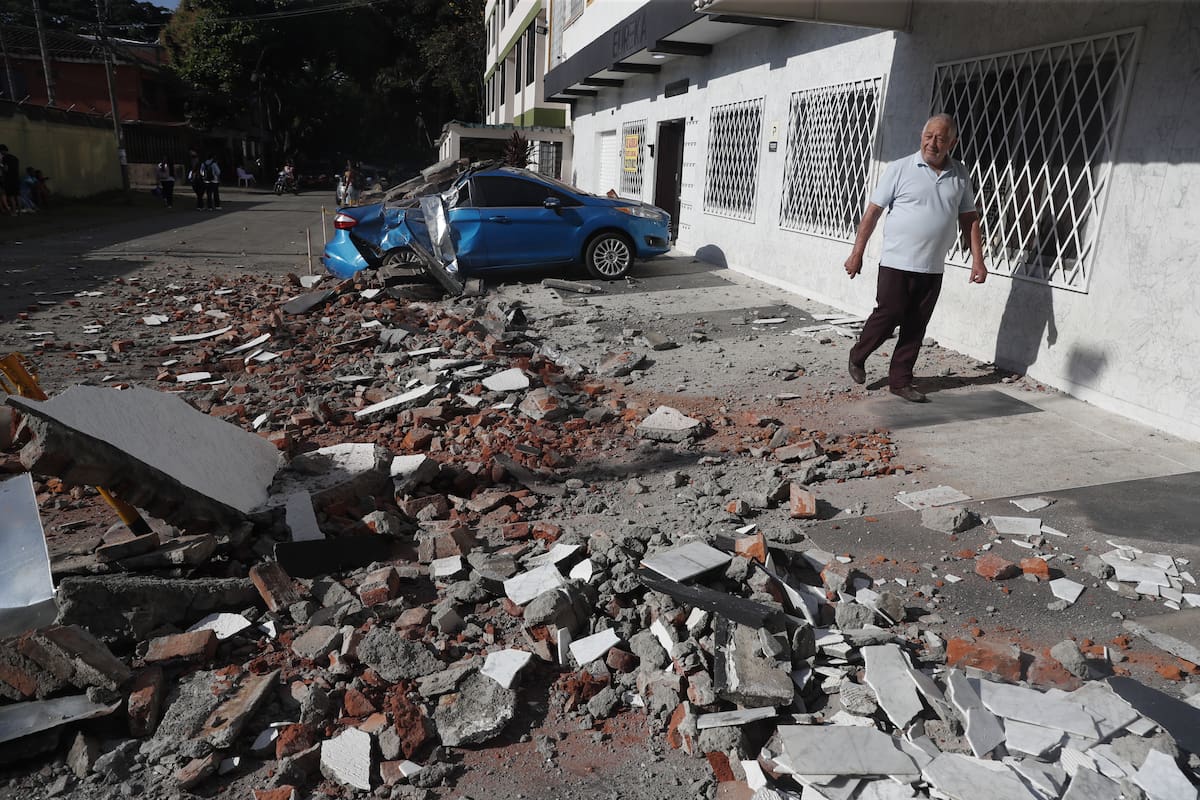 AME7612. CALI (COLOMBIA), 10/08/2026.- Un hombre observa escombros tras un fuerte temblor este lunes, en Cali (Colombia). Un temblor de magnitud 7,4 sacudió gran parte de Colombia, según el Servicio Geológico Colombiano (SGC), y las autoridades informaron de daños en varias ciudades como Manizales, Cali y Pereira. EFE/ Ernesto Guzmán