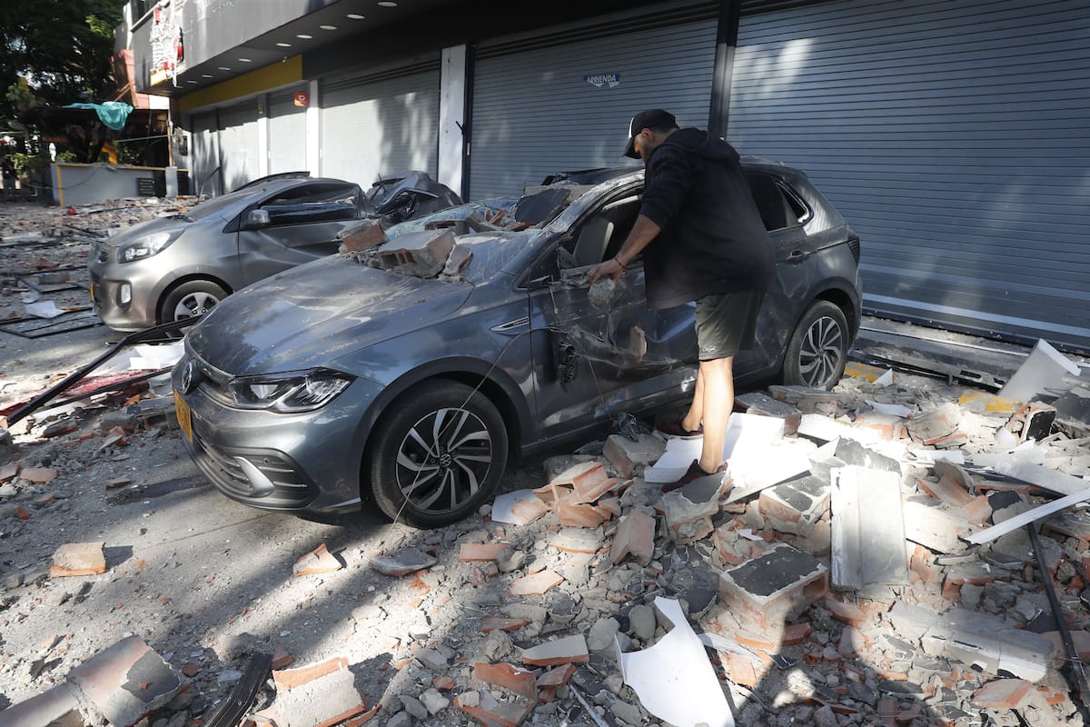 AME7612. CALI (COLOMBIA), 10/08/2026.- Un hombre observa un vehículo afectado tras un fuerte temblor este lunes, en Cali (Colombia). Un temblor de magnitud 7,4 sacudió gran parte de Colombia, según el Servicio Geológico Colombiano (SGC), y las autoridades informaron de daños en varias ciudades como Manizales, Cali y Pereira. EFE/ Ernesto Guzmán