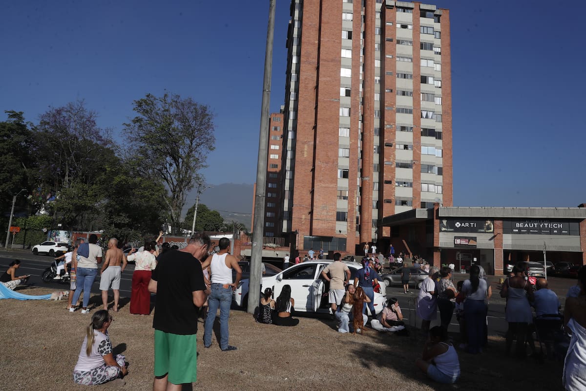 AME7606. BOGOTÁ (COLOMBIA), 10/08/2026.- Personas evacuan edificios tras un fuerte temblor este lunes, en Cali (Colombia). Un temblor de magnitud 7,4 sacudió gran parte de Colombia, según el Servicio Geológico Colombiano (SGC), y las autoridades informaron de daños en varias ciudades como Manizales, Cali y Pereira. EFE/ Ernesto Guzmán