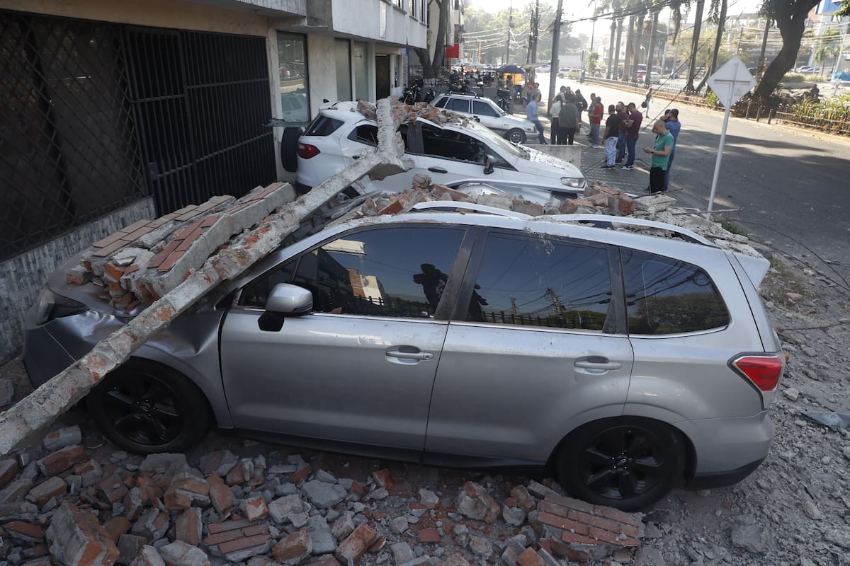 AME7612. CALI (COLOMBIA), 10/08/2026.- Fotografía que muestra un vehículo afectado por un muro tras un fuerte temblor este lunes, en Cali (Colombia). Un temblor de magnitud 7,4 sacudió gran parte de Colombia, según el Servicio Geológico Colombiano (SGC), y las autoridades informaron de daños en varias ciudades como Manizales, Cali y Pereira. EFE/ Ernesto Guzmán