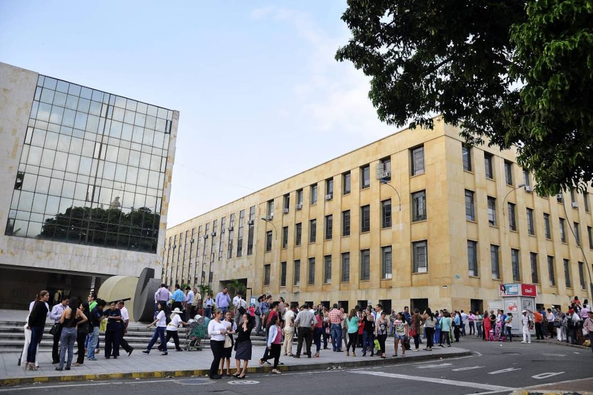 La Alcaldía fue evacuada luego de que surgió la alarma tras la aparición de grietas en la zona donde se unen los dos edificios y en unas escaleras. Se descartó que hubiera daño estructural. (Foto: Didier Niño Carvajal / VANGUARDIA LIBERAL)