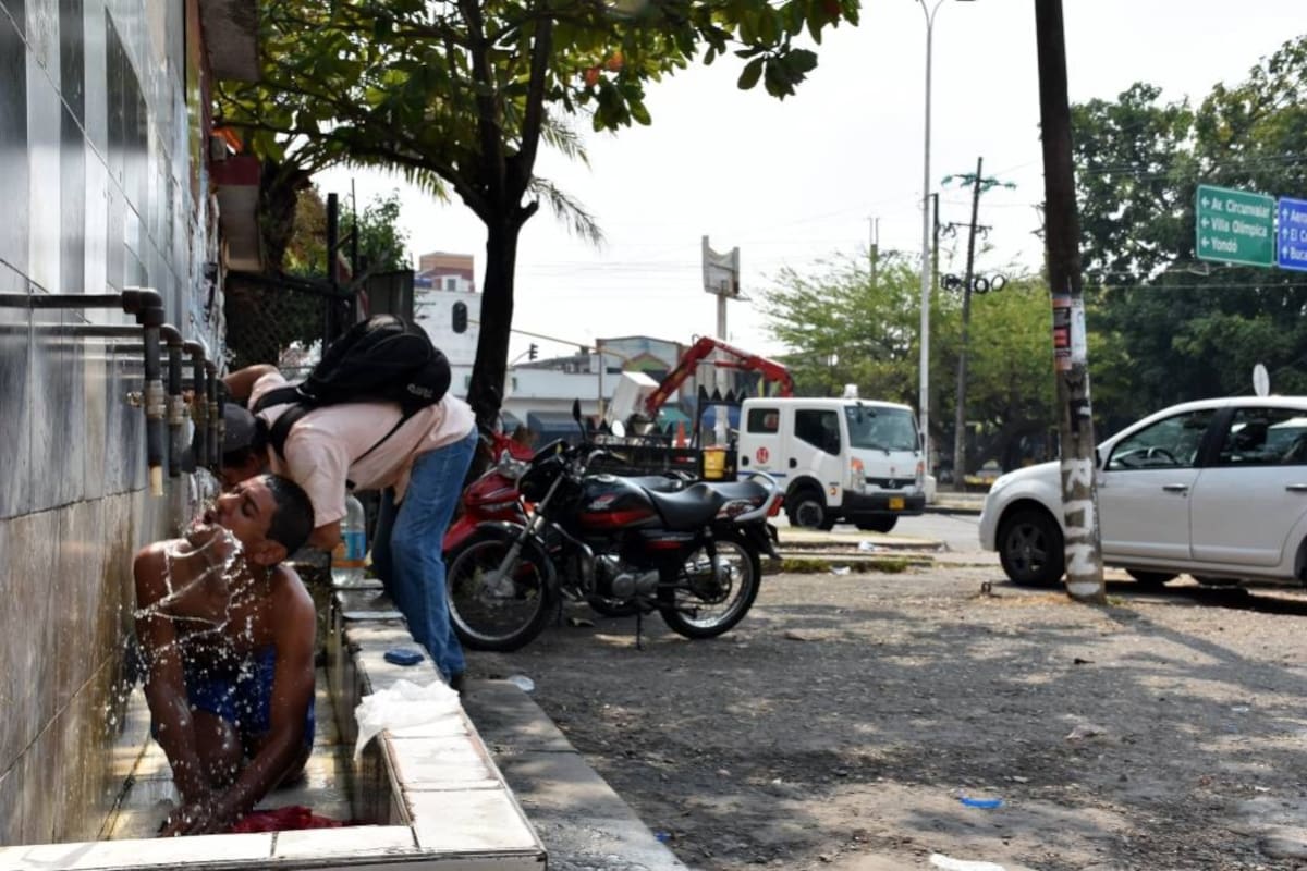 Las altas temperaturas tienen en alerta a las autoridades sanitarias de Barrancabermeja. Los efectos del calor aumentan en el Puerto Petrolero los probabilidades de deshidratación, quemaduras y enfermedades de la piel. De cualquier forma los barranqueños tratan de refrescar su humanidad. (Foto: Owen Joya/VANGUARDIA LIBERAL)