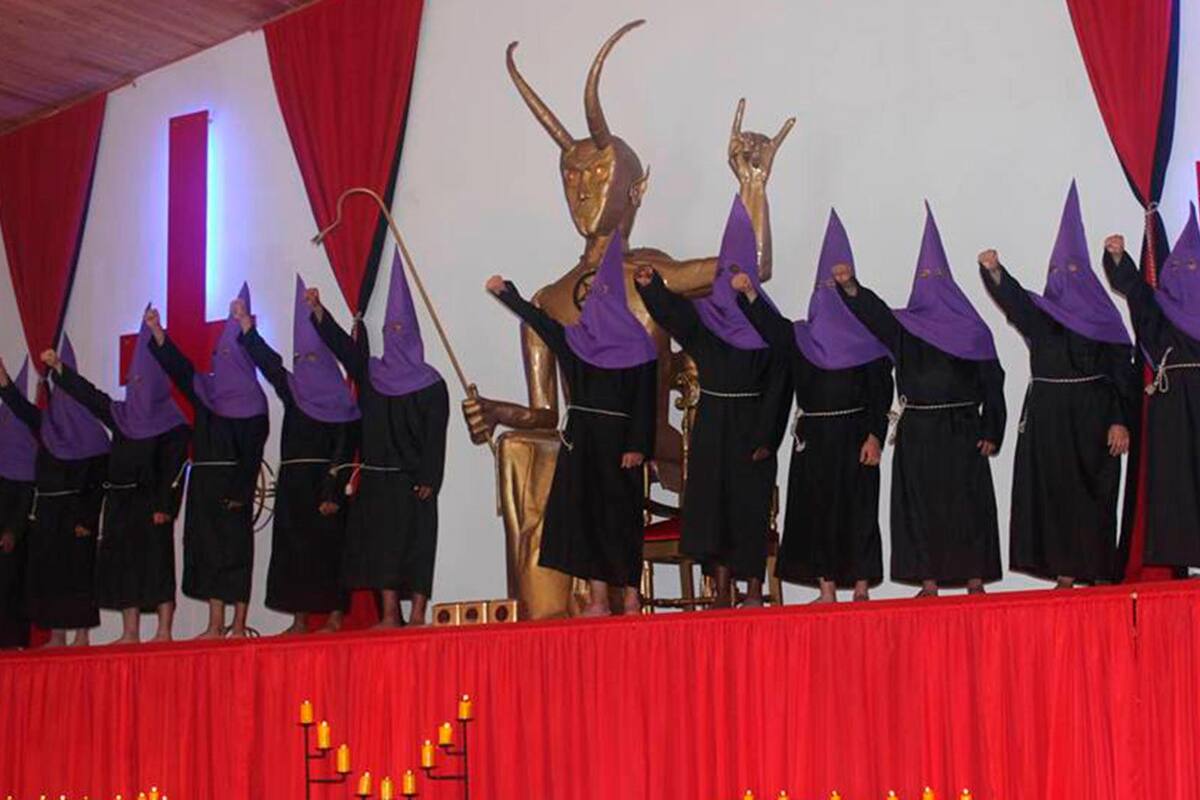 Desde 2015 funciona en Quindío un templo para adorar al Diablo. Este es un ritual Luciferino (Foto: Infobae)