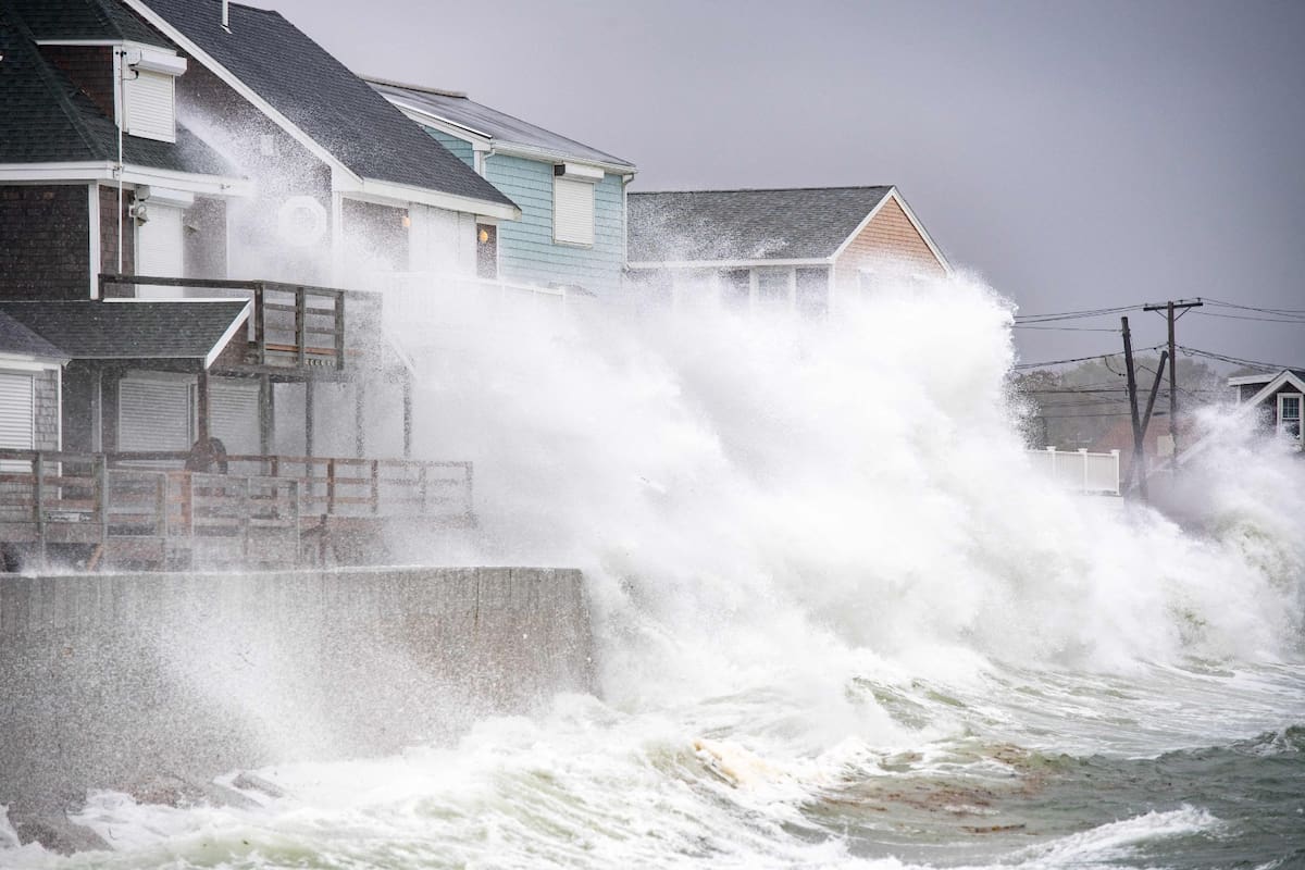 Inundaciones, cientos de vuelos cancelados y casi 100.000 hogares sin luz: el saldo de la tormenta que golpea a Nueva York, Nueva Jersey y Nueva Inglaterra.