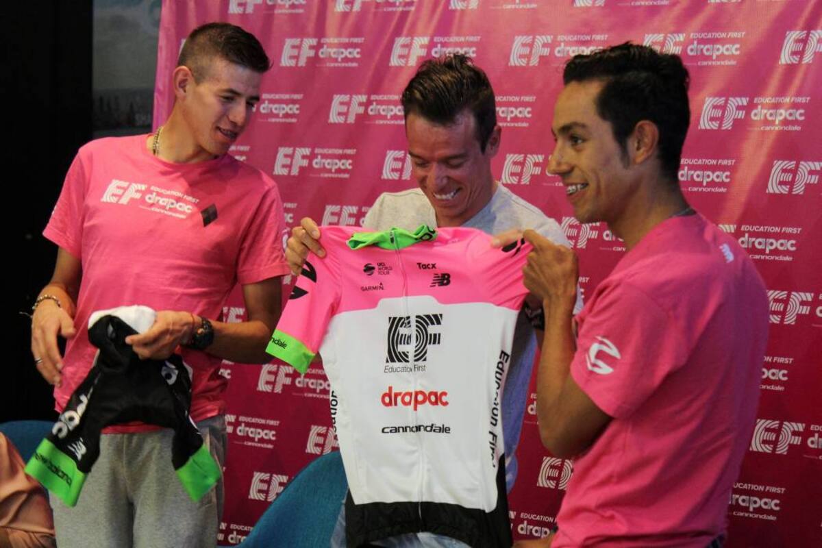 Rigoberto Urán y sus nuevos compañeros, el antioqueño Julián Cardona (izquierda) y el bogotano Daniel Felipe Martínez (derecha), presentaron ayer en Bogotá el Education First-Drapac. (Foto: Colprensa / VANGUARDIA LIBERAL)
