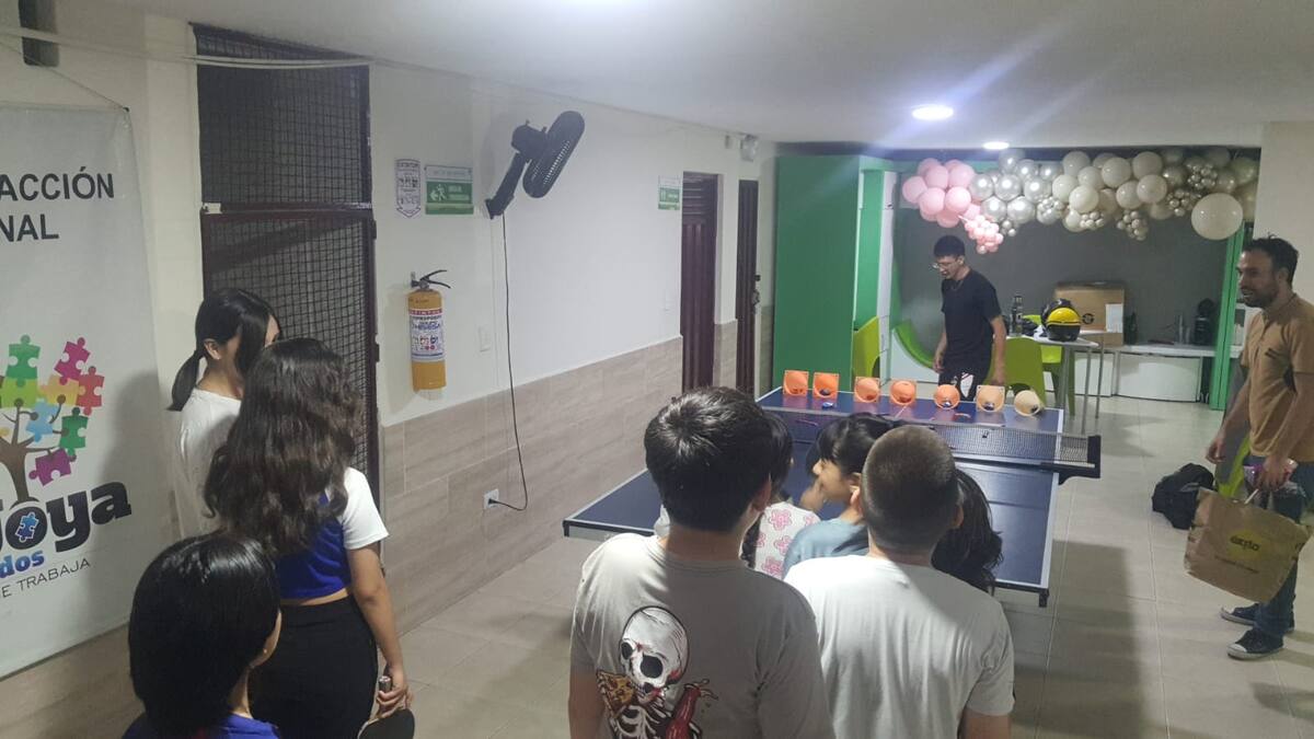 Como una estrategia para promover el buen uso del tiempo libre y prevenir problemáticas sociales, en el barrio La Joya de Bucaramanga se inauguraron clases gratuitas de tenis de mesa. Foto: Suministrada.