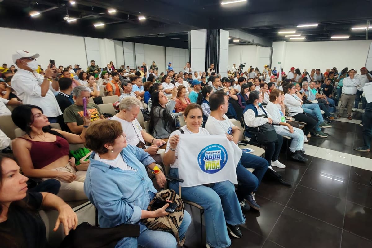 ¿Qué está pasando con la delimitación del Páramo de Santurbán? En Neomundo (Bucaramanga), el Ministerio de Ambiente reactivó las mesas de diálogo con mineros de Soto Norte y ambientalistas en una jornada marcada por la tensión. Conozca los detalles de este proceso ordenado por la Corte Constitucional y el impacto de la minería ilegal en Santander. Crédito: Vanguardia. Derechos Reservados