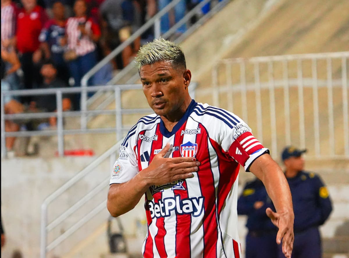 Teófilo Gutiérrez, de Junior de Barranquilla, celebra el gol anotado este martes al Atlético Bucaramanga en partido por la fecha 13 del Torneo Apertura de la Liga BetPlay Dimayor.//Cortesía @JuniorClubSA.