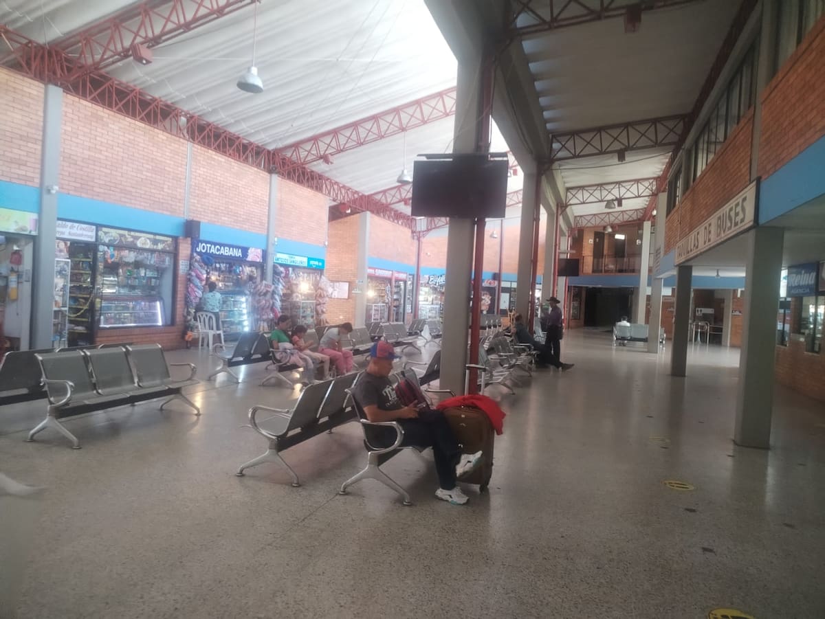 Las 84 sillas de la sala de espera permanecen casi vacías, solo algunos mantienen la esperanza de conseguir pasajes.